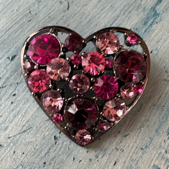 Rhinestone heart-shaped pin in shades of pink and purple - Picture 2 of 11